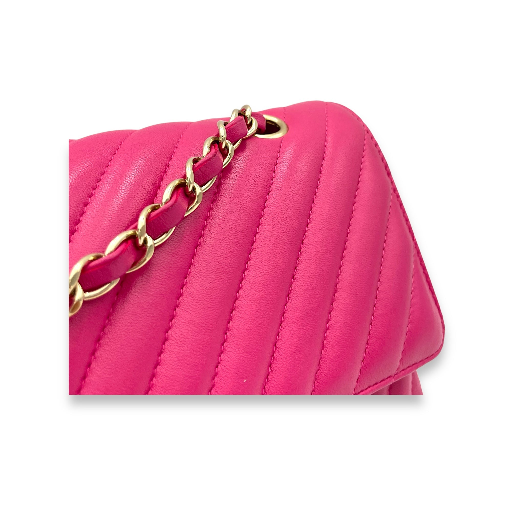 Classic Chevron Shoulder Bag in Calfskin, Gold hardware - Image 10