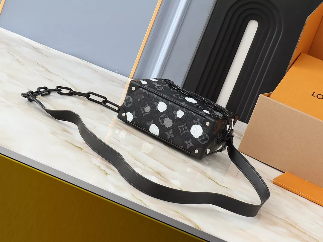 GoodFit 4006 Louis Vuitton AAA Quality Messenger Bags For Unisex - Image 4