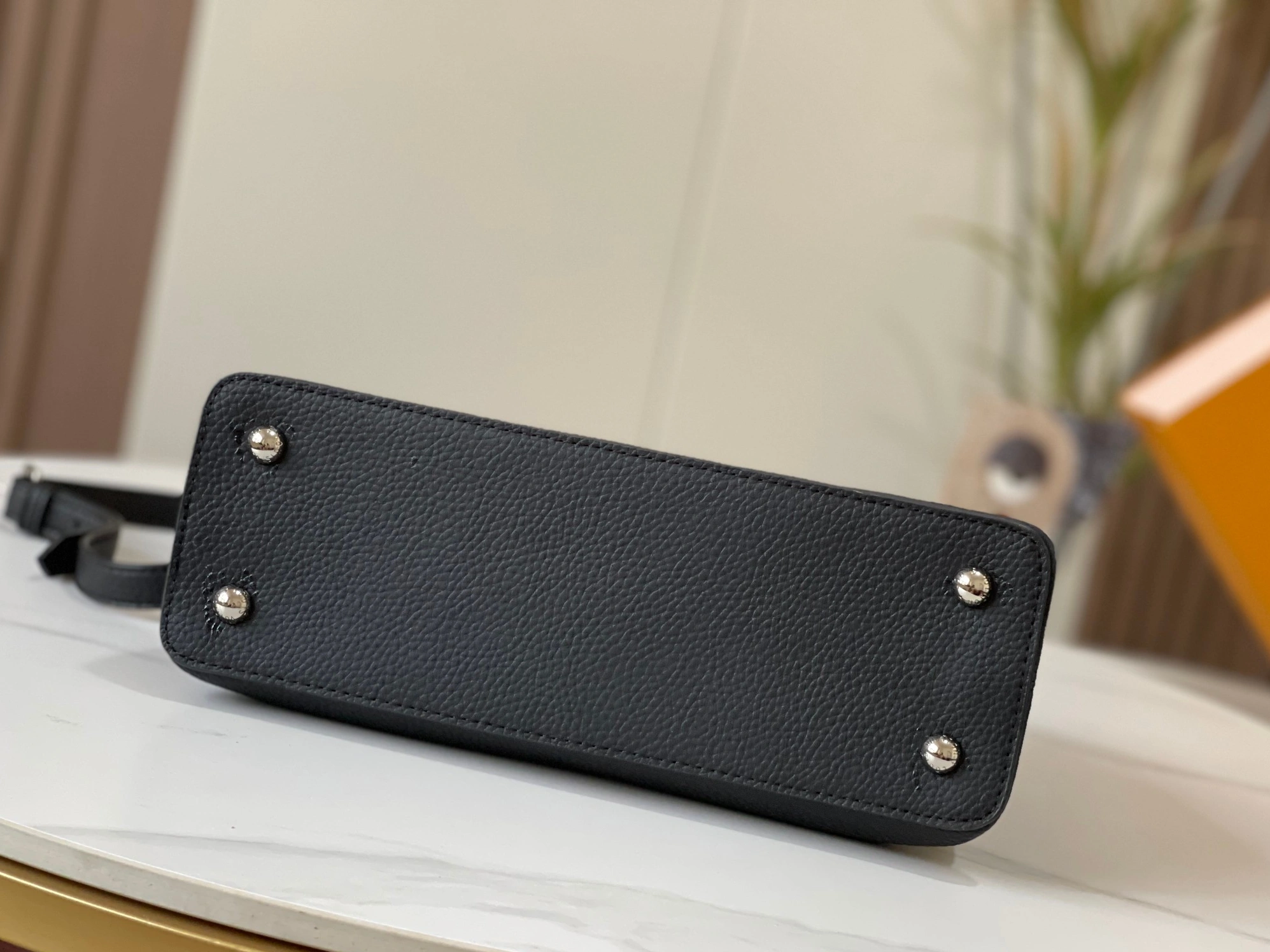 Louis Vuitton AAA Quality Messenger Bags For Women Classic 8136 - Image 4