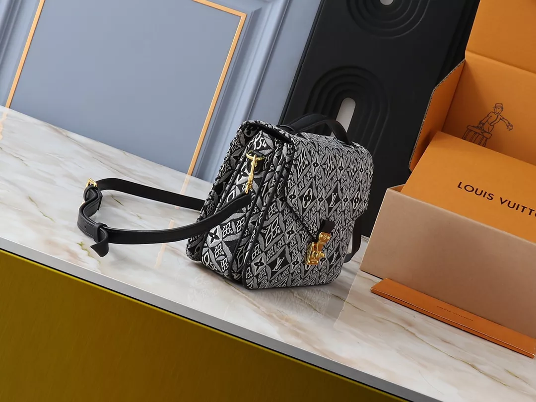 Louis Vuitton AAA Quality Messenger Bags For Women Cozy 2183