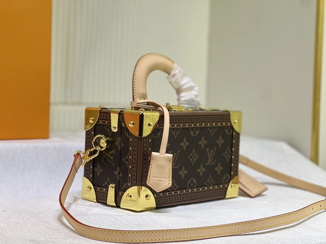 Louis Vuitton AAA Quality Messenger Bags For Women Unique 2546