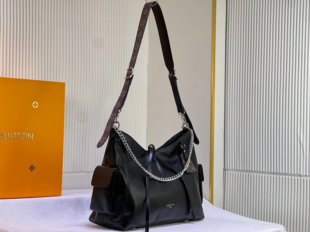 Louis Vuitton AAA Quality Shoulder Bags For Women Trendsetting 972