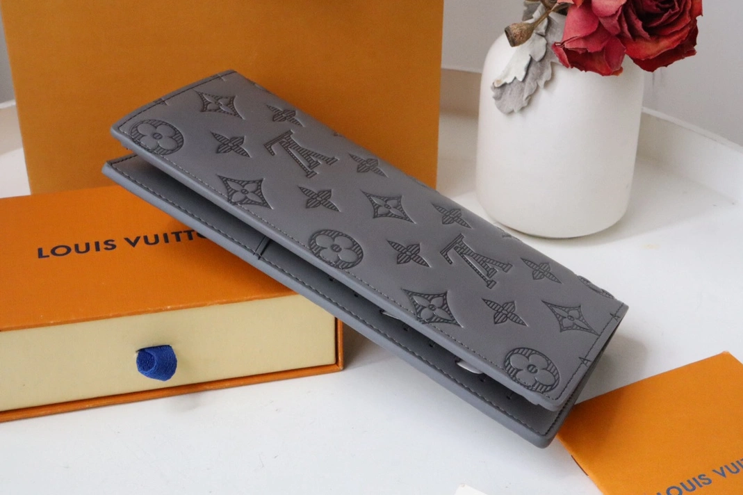 Louis Vuitton AAA Quality Wallets For Unisex Flexible 7117 - Image 3