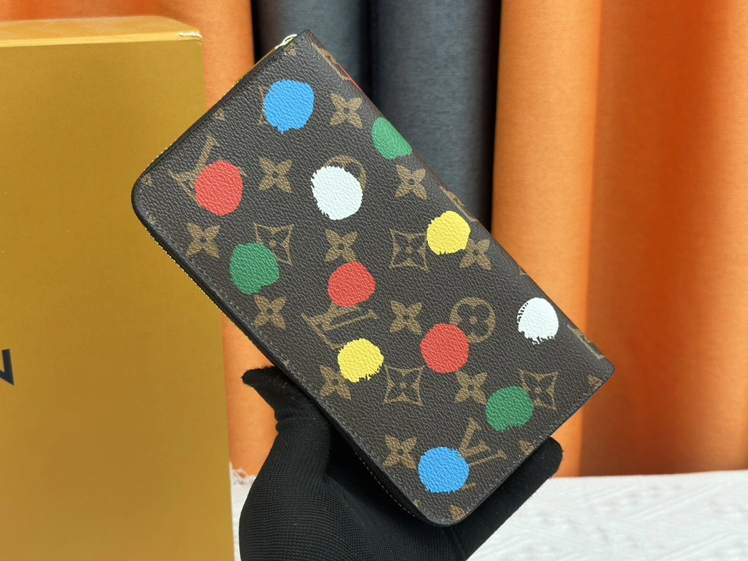 Louis Vuitton LV Wallets Functional 7952