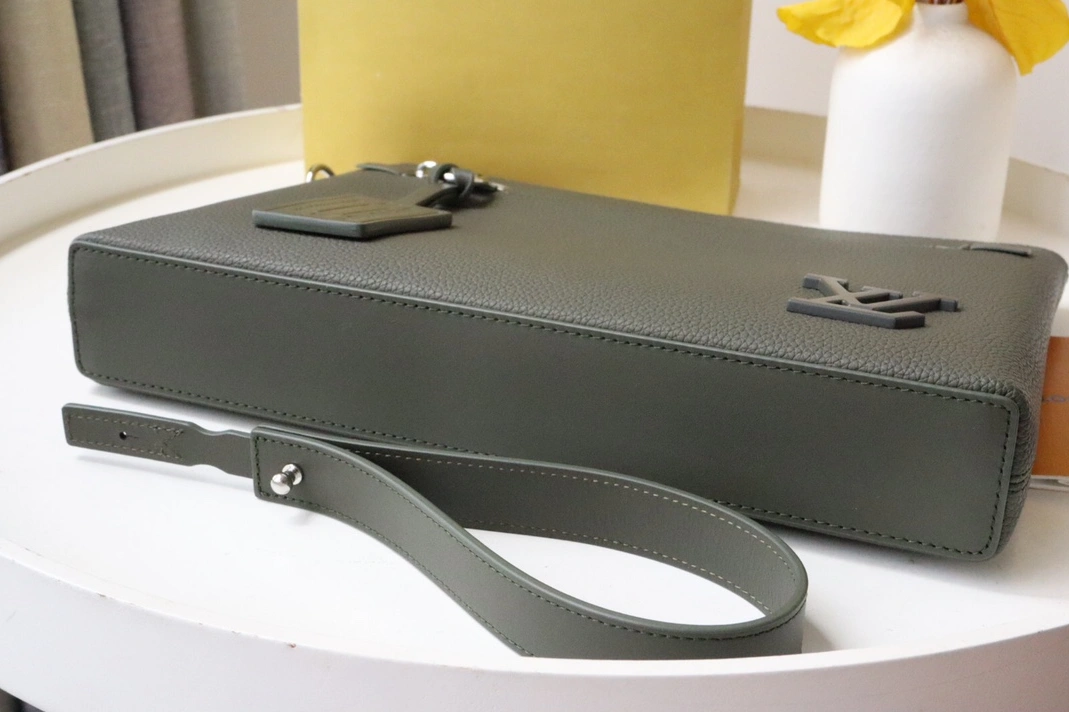 Resilient 1750 Louis Vuitton AAA Quality Wallets For Unisex - Image 3