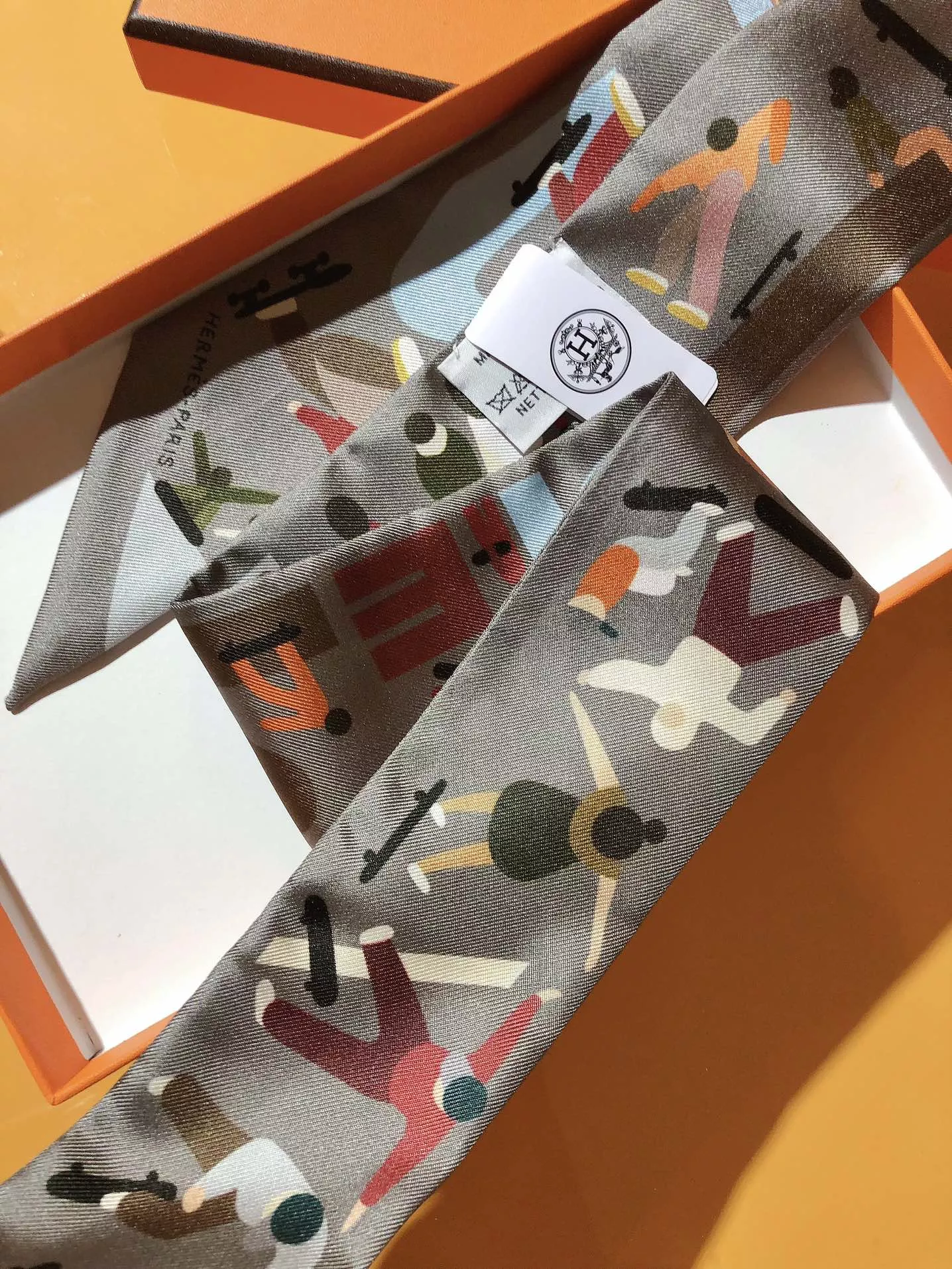 Sleek 4288 Hermes Silk Scarf - Image 5