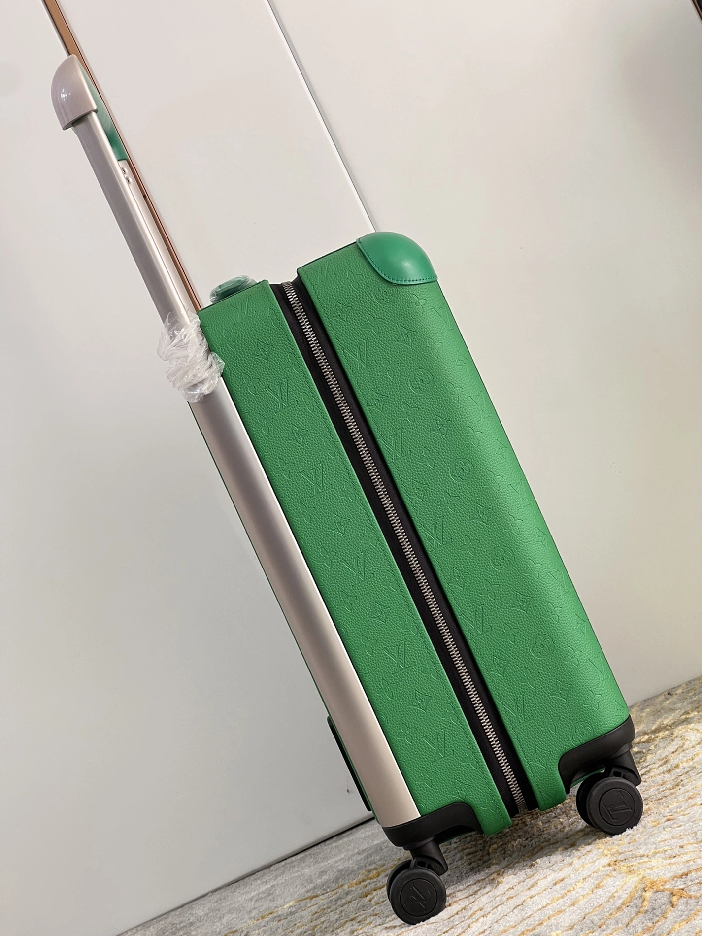 StreetReady 1543 Louis Vuitton Luggage - Image 3