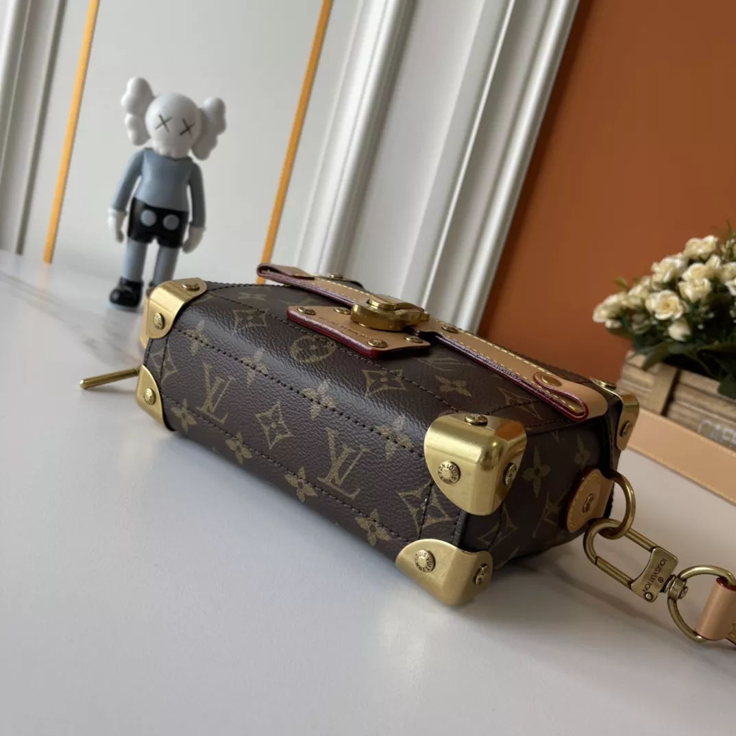 Trendsetting 2000 Louis Vuitton AAA Quality Messenger Bags For Unisex - Image 4