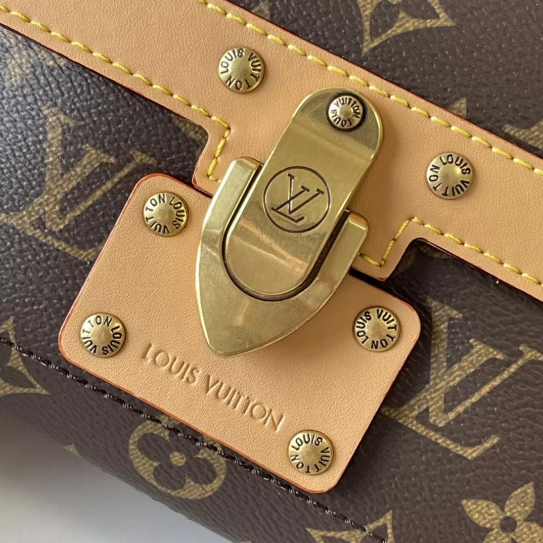 Trendsetting 2000 Louis Vuitton AAA Quality Messenger Bags For Unisex - Image 5